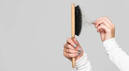 دليل شامل لعلاج تساقط الشعر عند النساء وأحدث حلوله