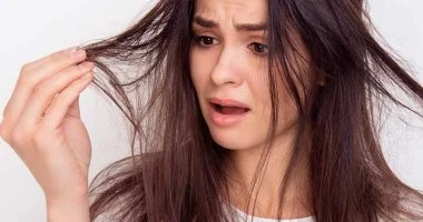 ما أسباب تساقط الشعر عند النساء وكيف تتعاملين معه؟